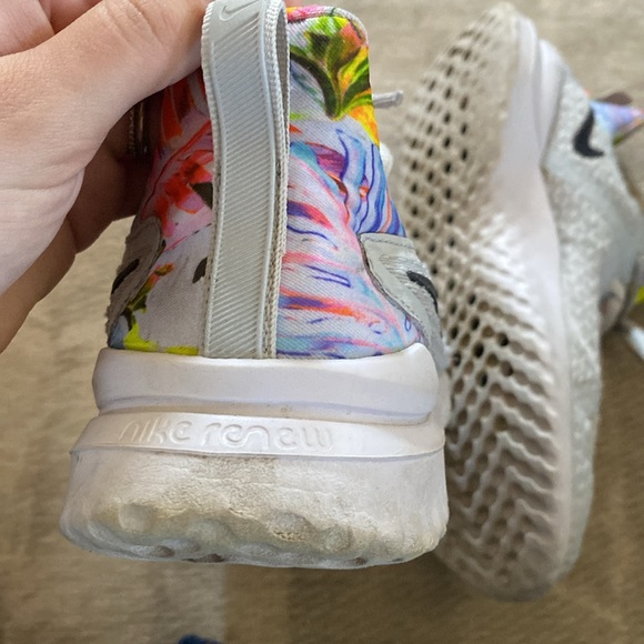 NIKE. Women’s tennis shoe. - Picture 4 of 7